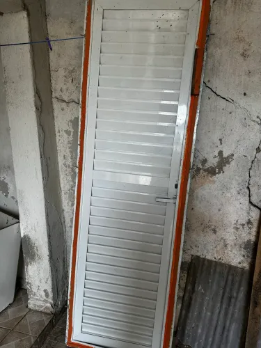 Porta de Cambará usada e porta de alumínio 