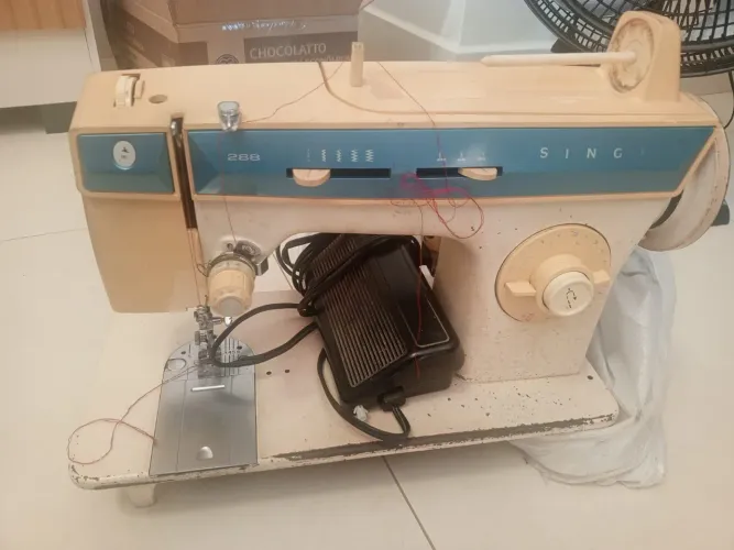 MÁQUINA DE COSTURA E BORDADOS