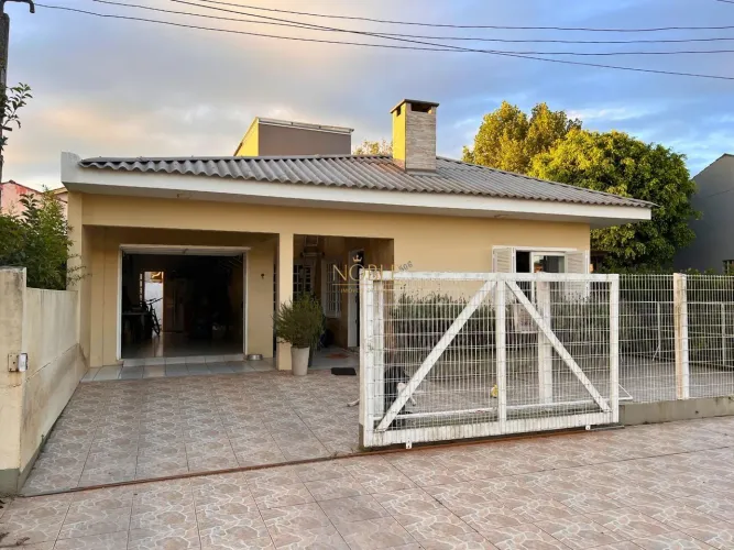 Casa ampla com piscina, jardim e espaço gourmet em Torres