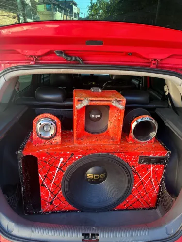 Som automotivo com módulos 