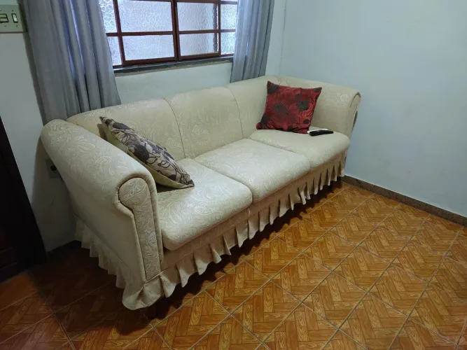 Maravilhoso Sofá Retrô com Almofadas Soltas - Excelente Estrutura