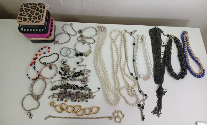 Acessórios Femininos: colares, pulseiras, brincos.