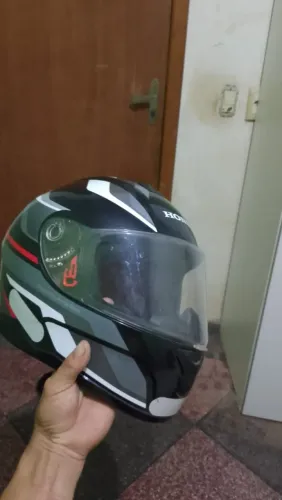 Capacete $180 , pra vender logo,interessados chama ( não entrego)