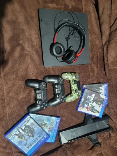 Ps4 + 3 controles + Jogos R$1.800