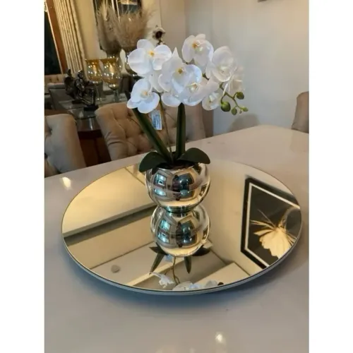 Arranjo de orquídea branca silicone vaso prata