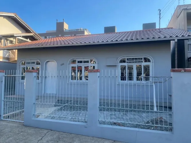 Casa Comercial com 3 quartos para alugar por R$ 4300.00, 116.90 m2 - BARRA DO RIO CERRO -