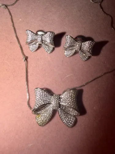 Conjunto luxuoso Rachel de lá Mer novo brincos e colar banho ouro cravejados