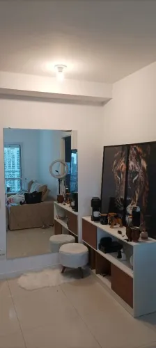 Espelho gigante de quarto.