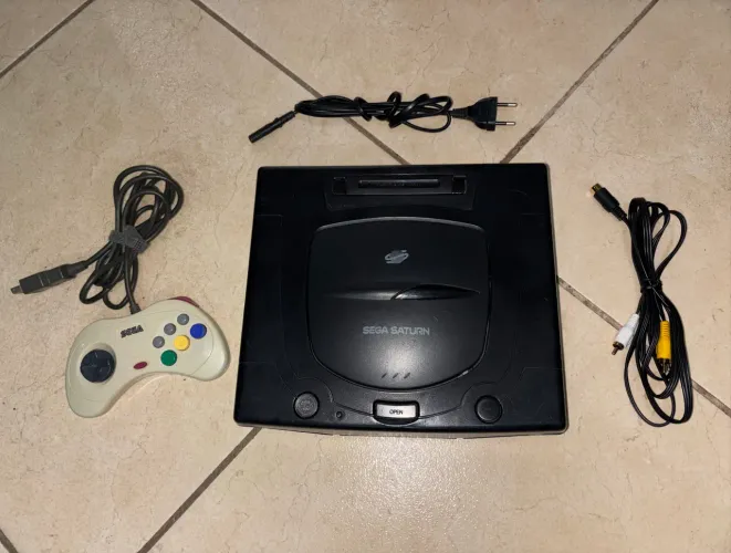 Sega Saturn + controle e cabo de vídeo (Leia a descrição)