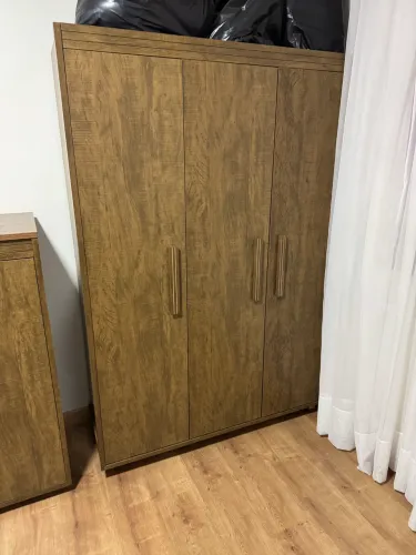 Guarda roupa três portas