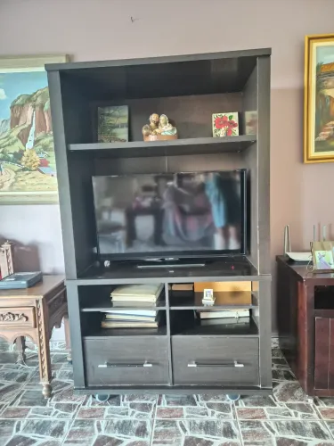 Rack/estante para TV com gavetas e rodízios