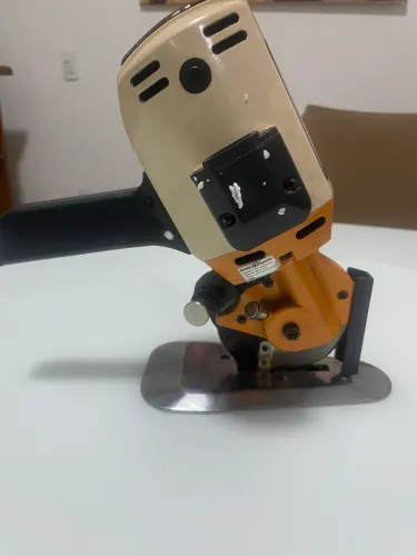 Máquina de cortar tecido