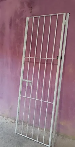 Vendo portão social semi-novo ótimo estado e já pintado e com trigo 0,70x2,10