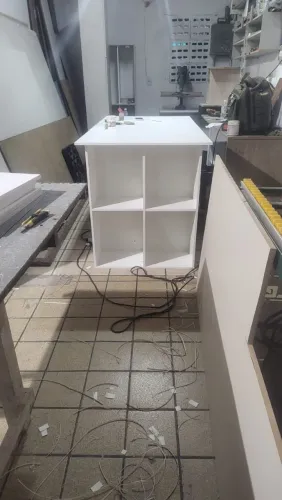 Mesa de corte com divisória 