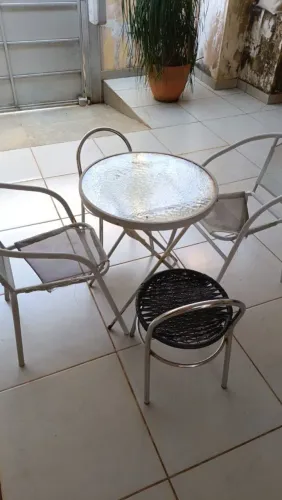 Mesa com cadeiras e bancos