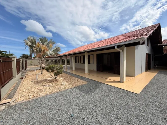 Casa com piscina e 4 quartos