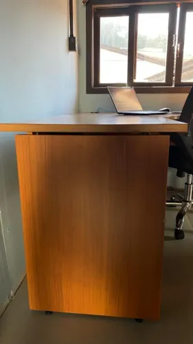 Mesa escritório - Medindo 1,60 x 1,60 - Estado nova com dua gavetas com chave