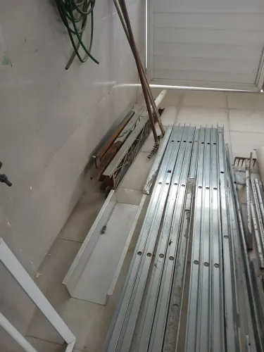 Material de obra - Perfis metálicos, tubos e portão de alumínio.