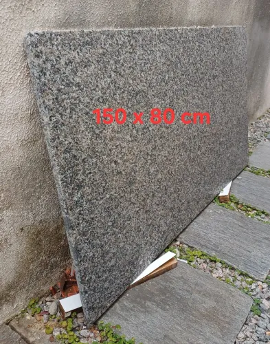 Tampo em Granito, aparentemente cinza andorinha, medindo 150 x 80 cm.