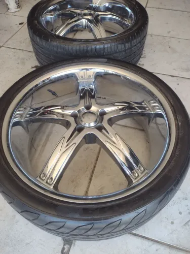 Jogo de roda aro 22 com pneus semi novos $ 7290