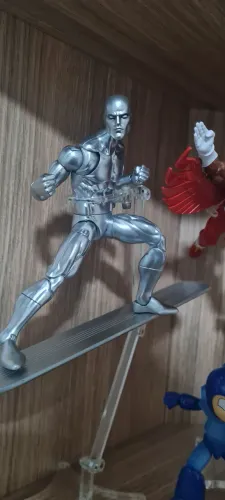 Marvel Legends Surfista Prateado
