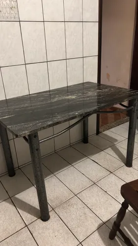Mesa com pedra de mármore 