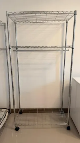 Arara metálica para roupas com prateleiras e rodinhas
