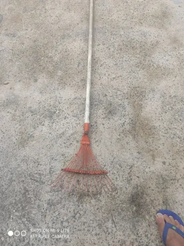 Vendo aparador de grama Tramontina semi novo,já vai com rastelo