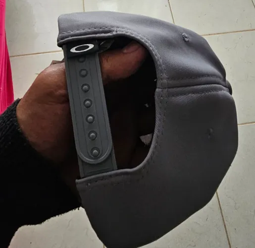 Vendo esse boné original okley 