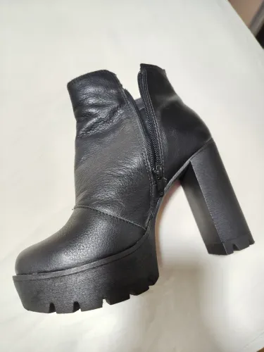 Bota em couro legítimo tamanho 34
