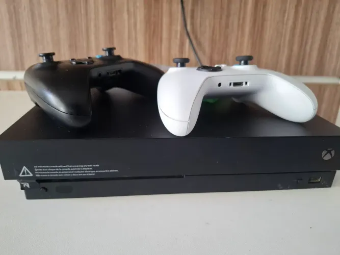 Xbox One X + 2 Controles e Jogo