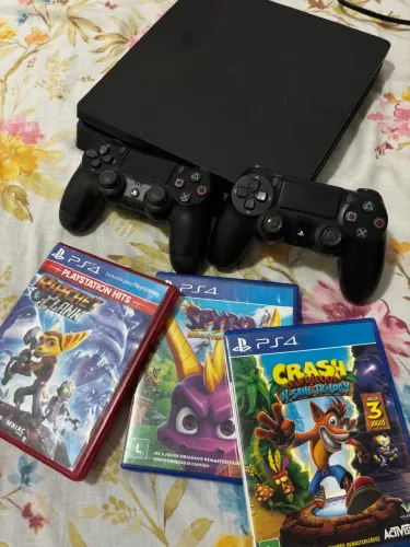 Sony PlayStation 4 Slim preto com dois controles DualShock 4.
