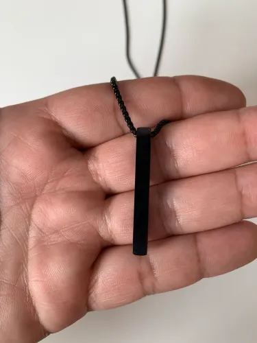 Colar preto com pingente