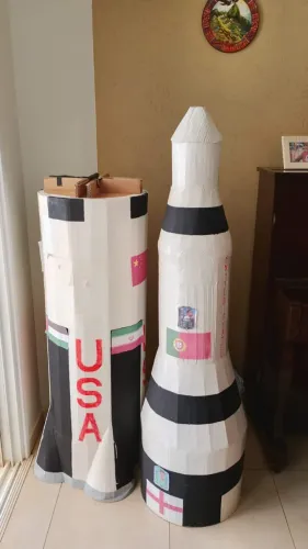 Foguete feito em papelão