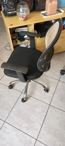 cadeira de escritorio com encosto branco e regulagem de altura