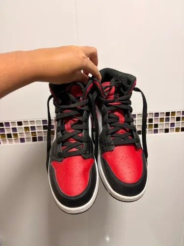 Air Jordan 1 Mid Bred Toe JUVENIL (GS) - Tam. 40 / 7Y