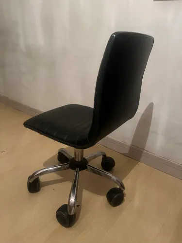 Cadeira de escritório de couro com rodízios