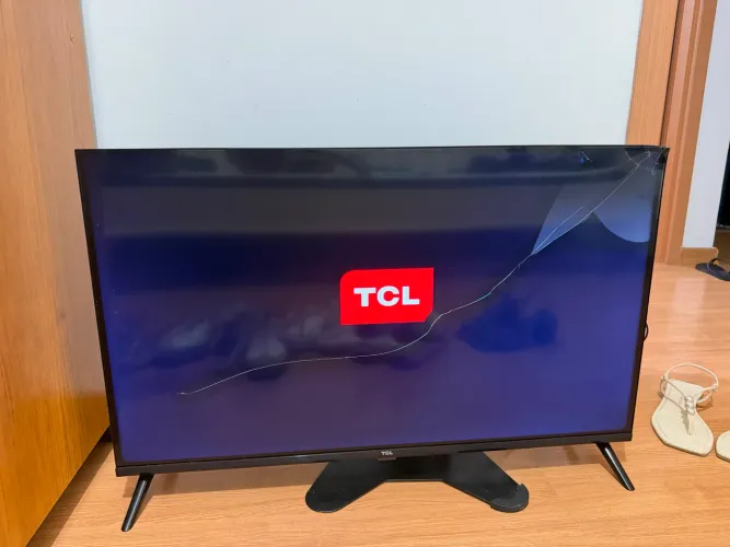 Tv 32 TCL tela trincada