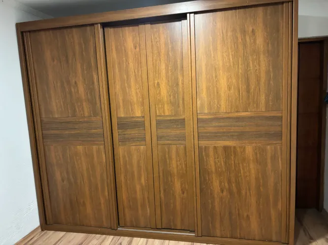 Guarda roupa casal com 4 portas, sendo 2 de correr