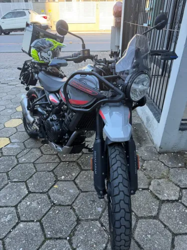 Royal Enfield Himalayan 450 em estado de nova. Bauleto traseiro