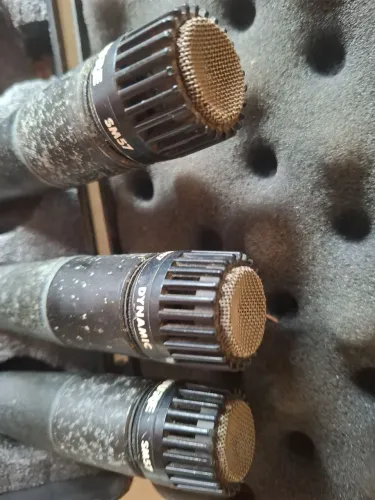 Kit 3 microfones Shure SM57 Dynamic usados.