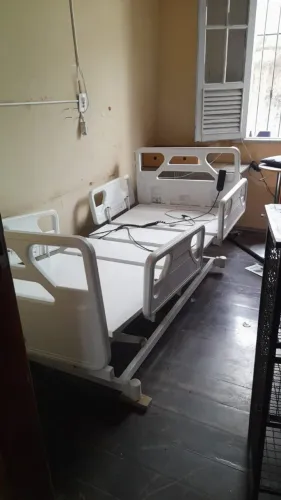 Cama Hospitalar Elétrica High-Tech Hospitalar com controle remoto usada,bom estado R$2800.