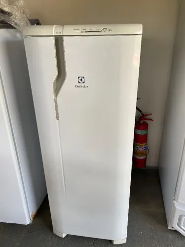 Geladeira Electrolux com capacidade de 240 litros.