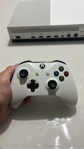 Vendo XBOX ONE com um controle + carregador de pilha 