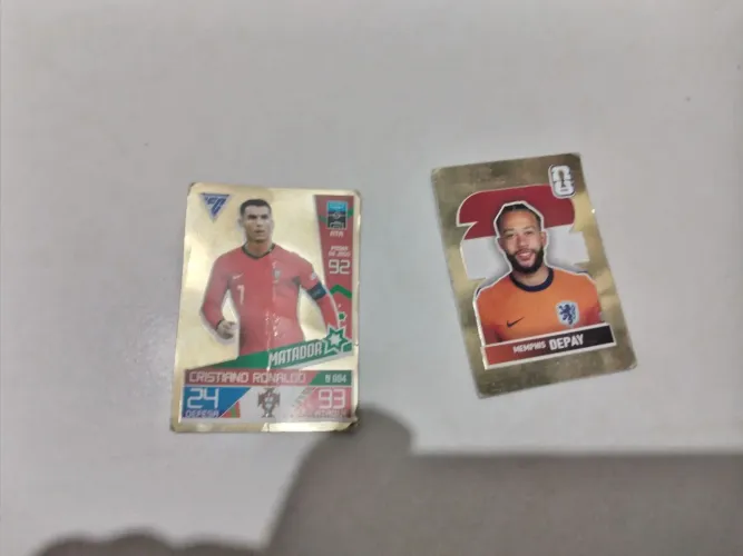 Vendo duas figurinhas douradas uma e da ea sports/Fifa coleção completa edição especial