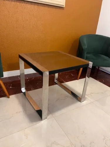 Mesa de canto ou centro de alumínio polido com vidro espelhado fumê. 199,90.