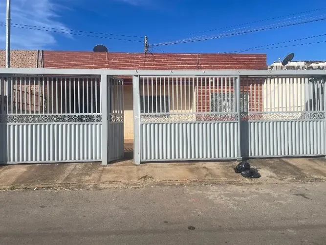 Aluga-se quarto, com agua + luz + internet + garagem