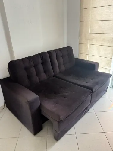 Sofá preto de 2 lugares retrátil