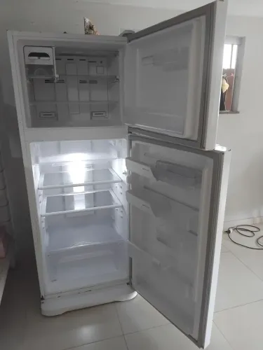 Vendo geladeira COM DEFEITO, porém motor bom, tá ligando, só não está congelando muito.