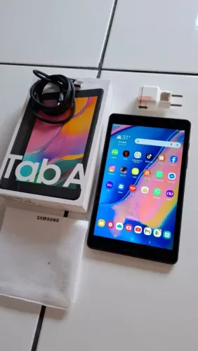 TABLET Na Caixa Samsung TAB A 8 polegadas chip 4G faz ligacao 32Gbs (Act cartao)